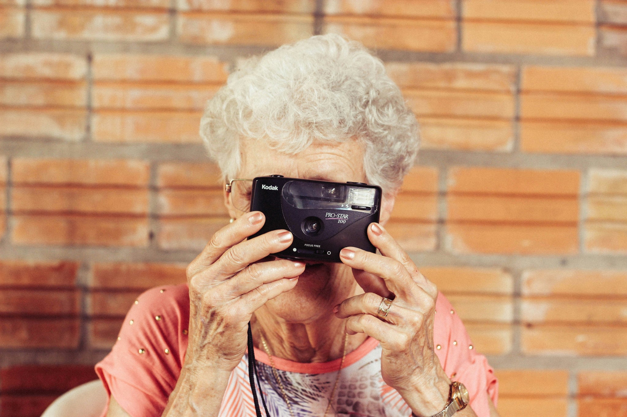 The woman is photoing