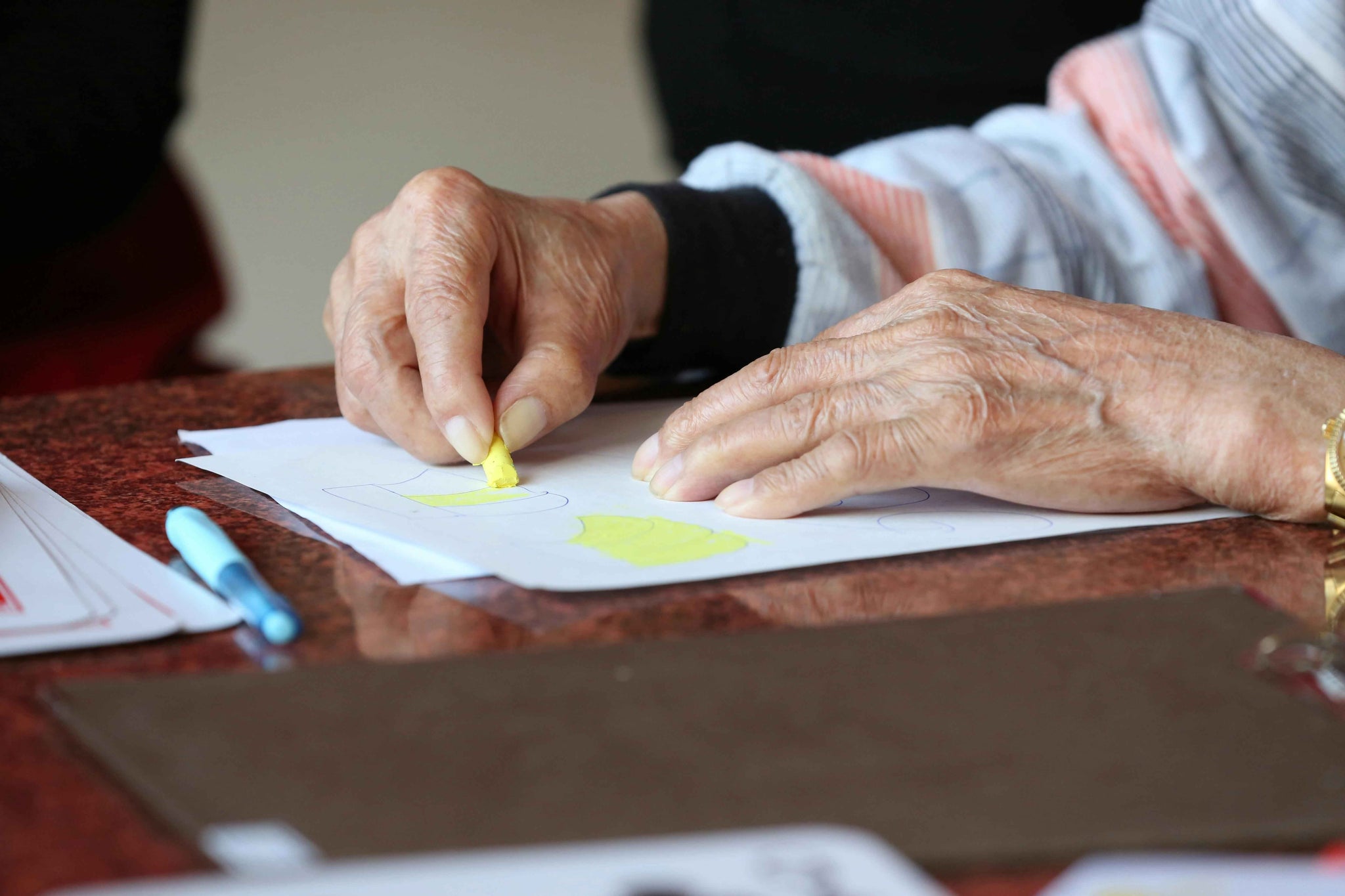 Understanding Cognitive Decline in Alzheimer's: How to Care for Your Loved One - ZenWave Precision 40Hz